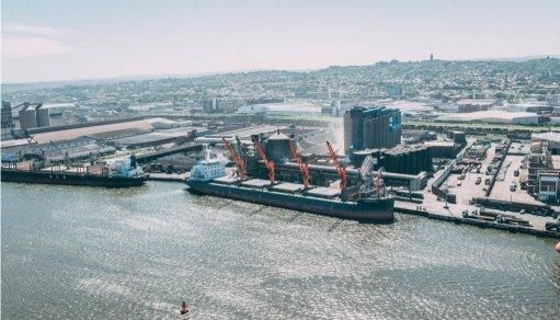 Vue aérienne d’un port et de ses installations